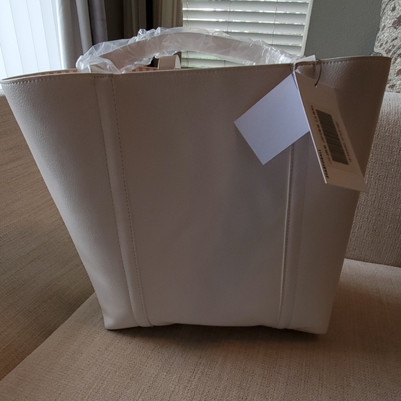 Classically Chic, White Leather Tote - Picture 5 of 8